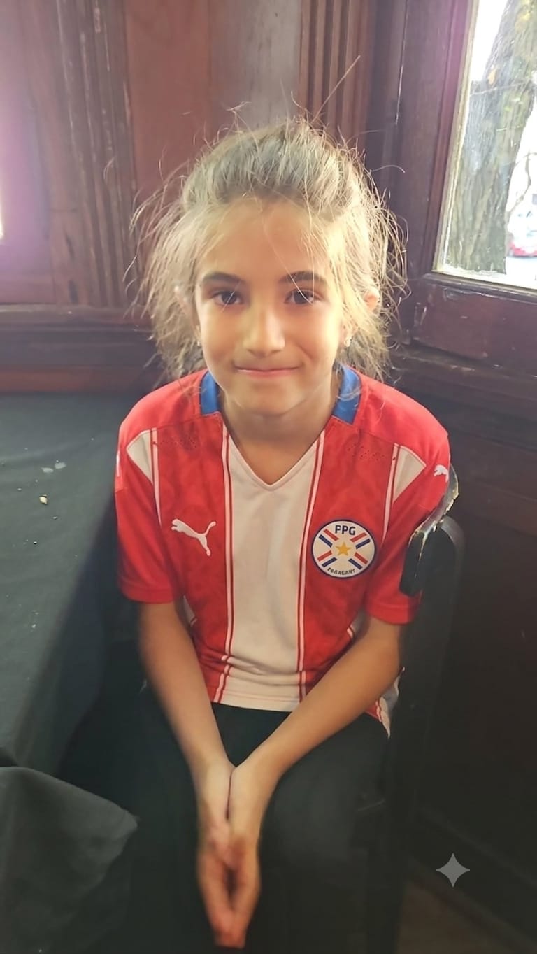 Delfi con la camiseta de Paraguay